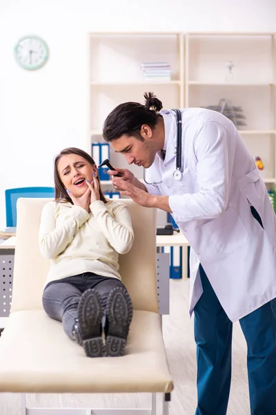 Giovane medico maschio e femmina bella paziente — Foto Stock