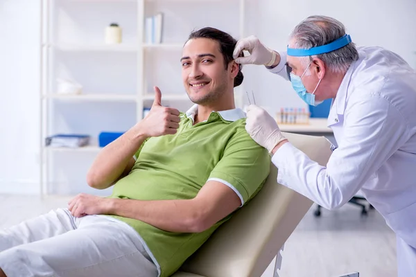 Männlicher Patient beim HNO-Arzt — Stockfoto