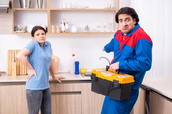 Joven reparador masculino reparando grifo — Foto de Stock