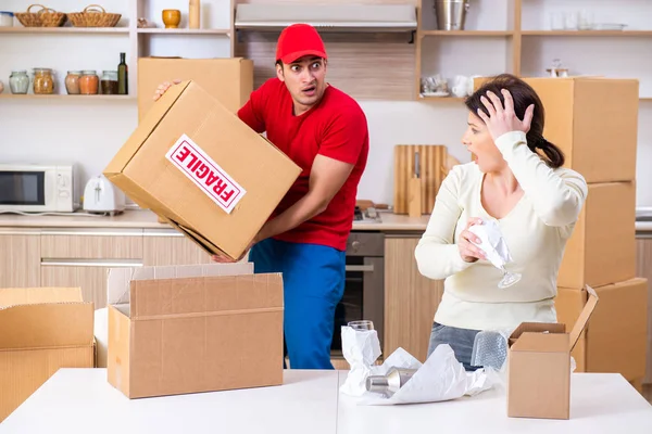Genç erkek müteahhit ve kadın müşteri taşınma kavramında — Stok fotoğraf