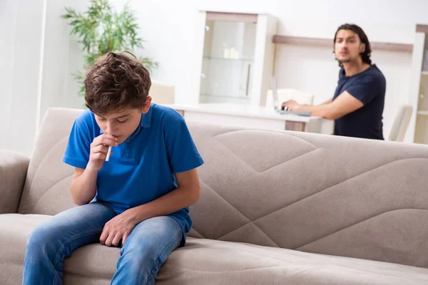 Conceito de menor de idade fumando com menino e família — Fotografia de Stock