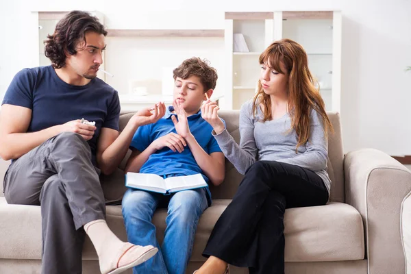 Koncept nezletilého kouření s mladým chlapcem a rodinou — Stock fotografie