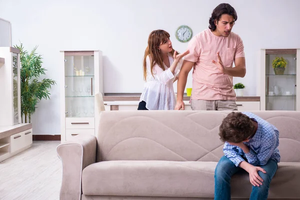 Conflicto familiar con marido, mujer e hijo — Foto de Stock