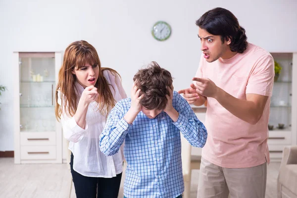 Konflikt rodzinny z mężem, żoną i dzieckiem — Zdjęcie stockowe