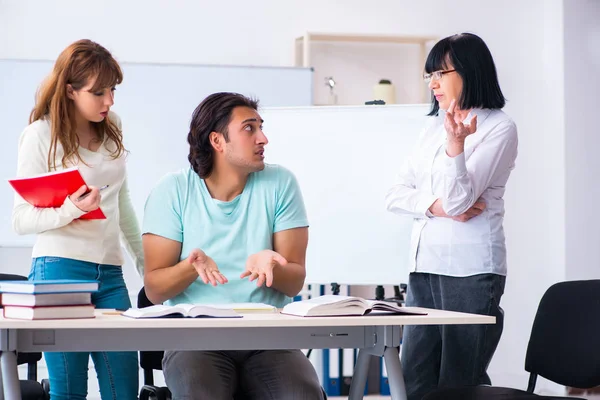 Vecchio insegnante e studenti in classe — Foto Stock