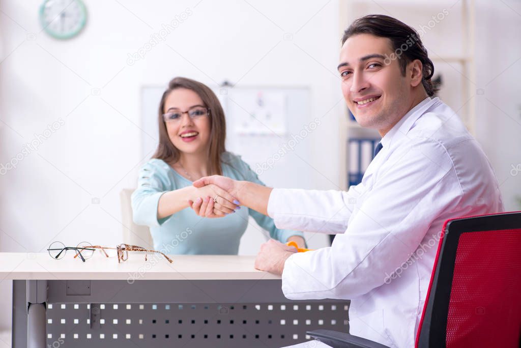 Young woman visiting male doctor oculist 