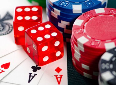 Kumarhane masasında fişler ve kartlar