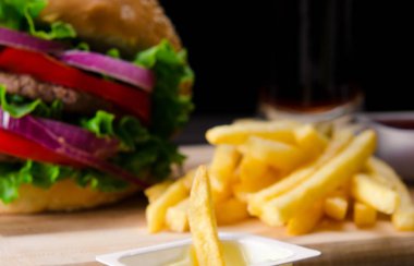 Hamburger ekmeğin içinde fast food konseptiyle servis edilir.