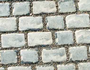 Geçmişin için kaldırım taşlarıyla döşenmiş yol.