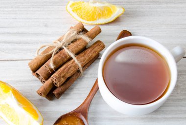 Bir fincan çay ve portakal reçeli.