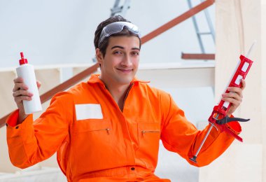 Müteahhit lamine ahşap zemin üzerinde çalışıyor.