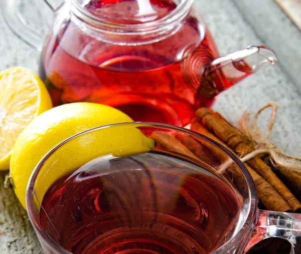 Thé aux fruits dans la tasse servie sur la table — Photo