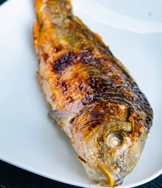 Ikan goreng disajikan di piring — Stok Foto