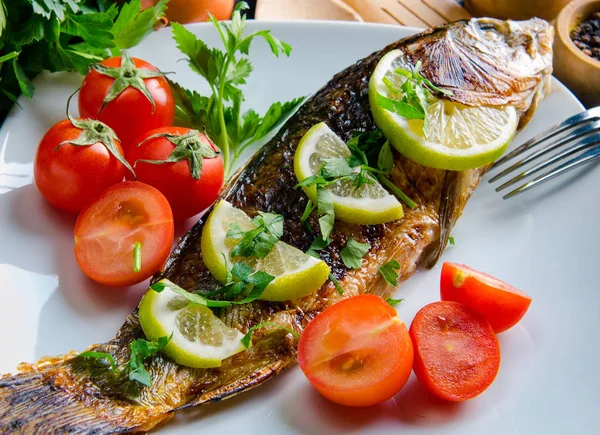 Peixe frito servido no prato — Fotografia de Stock