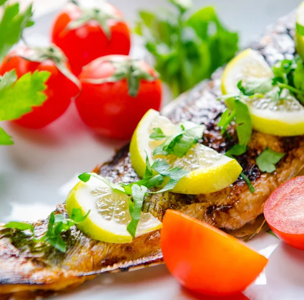 Pescado frito servido en el plato —  Fotos de Stock