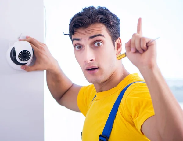 Entrepreneur installant des caméras de surveillance CCTV dans le bureau — Photo
