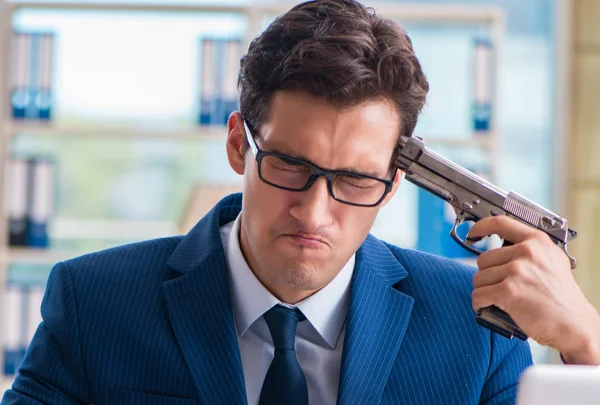 Empresário estressado pensando em suicídio devido ao excesso de trabalho — Fotografia de Stock