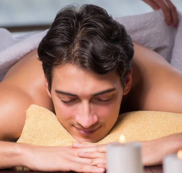 Jovem homem bonito durante o procedimento de spa — Fotografia de Stock