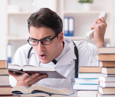 Tıp öğrencisi üniversite sınavlarına hazırlanıyor.