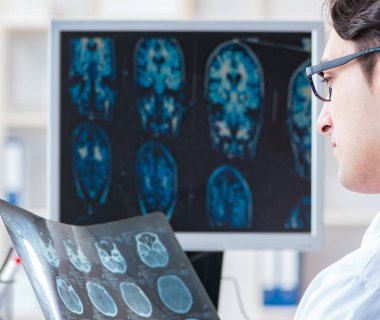 Doktor radyoloji uzmanı röntgen görüntülerine bakıyor.