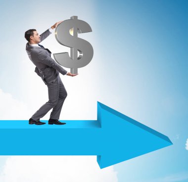 Parası olan bir işadamı ok işaretinde yürüyor.