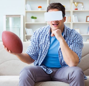 Sanal gerçeklik gözlüğü takan adam Amerikan futbolunu izliyor.