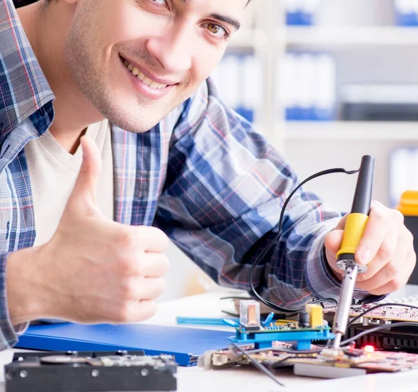 Reparador profesional que repara el ordenador en taller — Foto de Stock