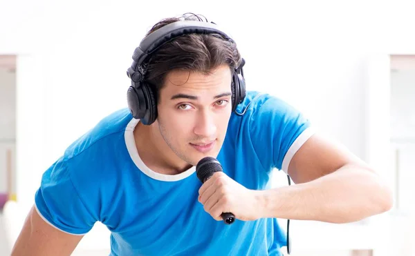 Jovem cantando em casa karaoke — Fotografia de Stock