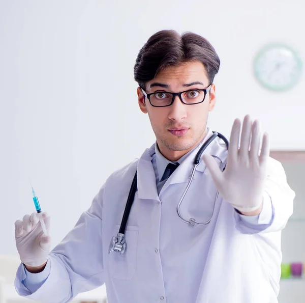 Doctor preparing for baby vaccination — Stock Photo, Image