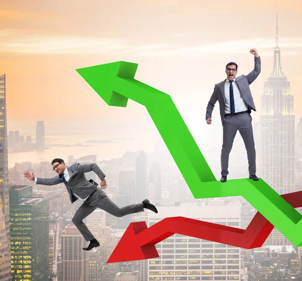 Empresario con gráficos de crecimiento y declive — Foto de Stock