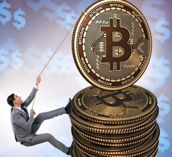 Podnikatel leze na hromadu bitcoinů — Stock fotografie
