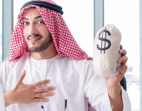 Homme d'affaires arabe travaillant dans le bureau — Photo