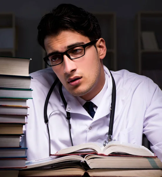 Medicinsk student förbereder sig för universitetsprov på natten — Stockfoto