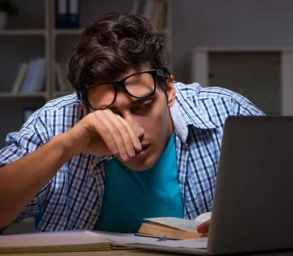 Estudante se preparando para exames tarde da noite em casa — Fotografia de Stock