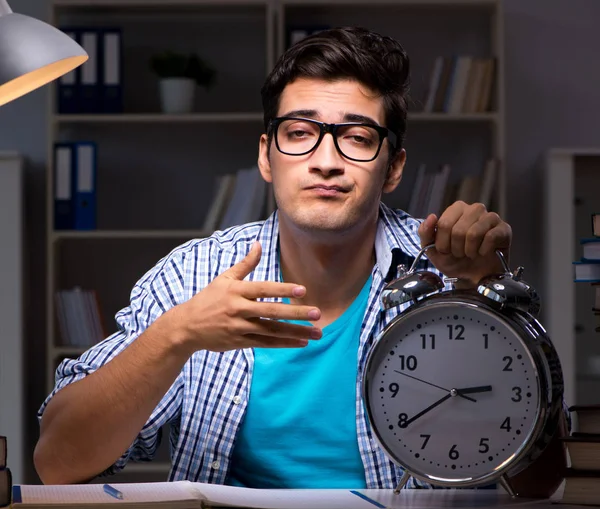 Studenten bereiden zich voor op examens laat thuis — Stockfoto