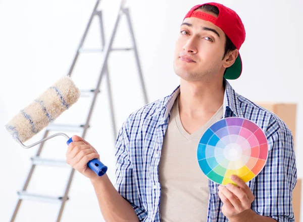 家の改装のための色を選択する若い画家の請負業者 — ストック写真