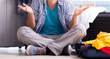 Genç adam tatil için hazırlanıyor.