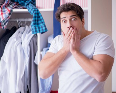 Karısından ayrıldıktan sonra kirli giysileri olan çaresiz bir adam.