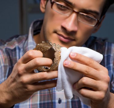 Gece atölyesinde çalışan genç bir kuyumcu.