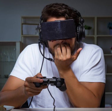 Genç adam ofiste saatlerce oyun oynuyor.