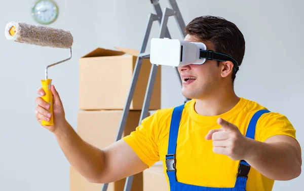 Festő vállalkozó dolgozik virtuális valóság szemüveg — Stock Fotó