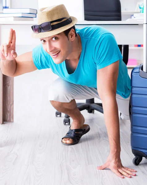 Empresário se preparando para férias no escritório — Fotografia de Stock