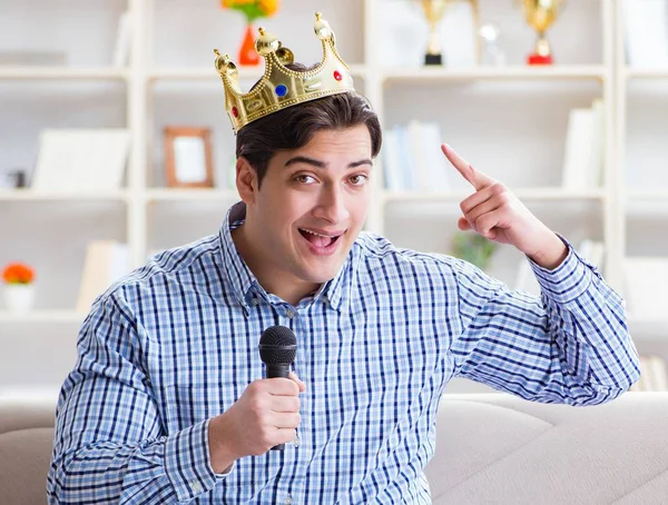 Zabawny człowiek śpiewa piosenki w karaoke w domu — Zdjęcie stockowe