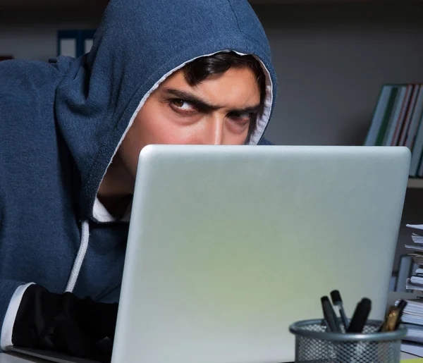 Genç hacker geceleri bilgisayarı hackliyor. — Stok fotoğraf