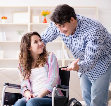 Genç bir aile birbirine göz kulak oluyor.