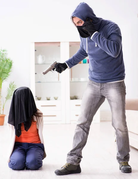 Bewaffneter Mann überfällt junge Frau zu Hause — Stockfoto