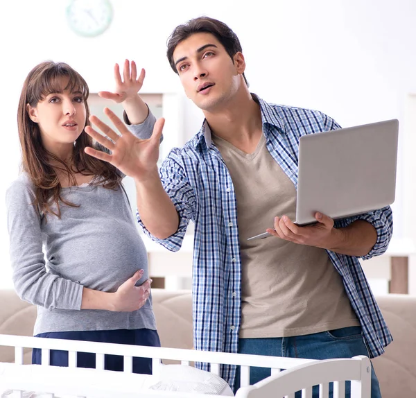 Junge Eltern erwarten ihr erstes Baby — Stockfoto