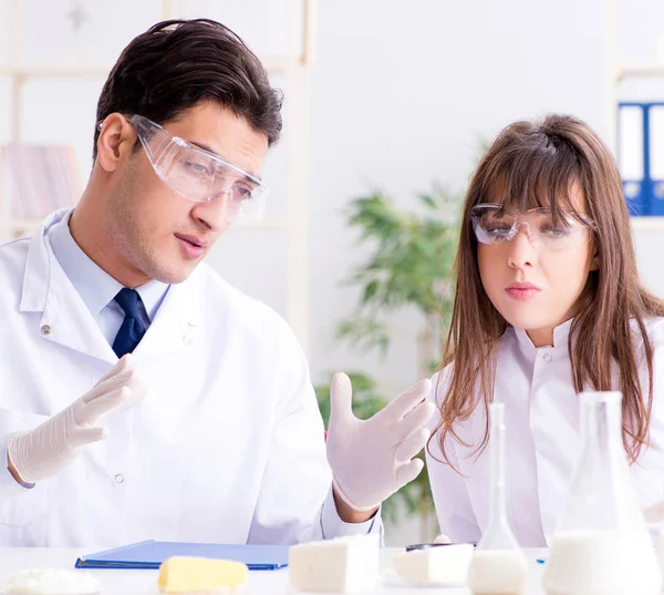 Dois médicos de laboratório testando produtos alimentares — Fotografia de Stock