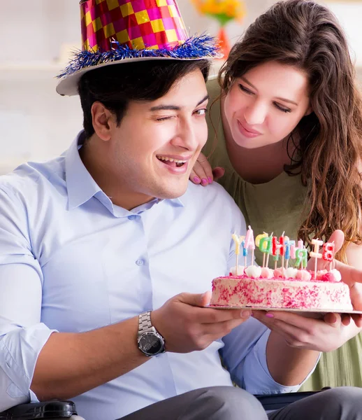 Junge Familie feiert Geburtstag mit Behinderten — Stockfoto