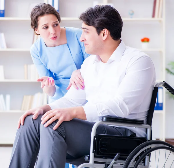 定期検査のために車椅子で来院する障害者 — ストック写真